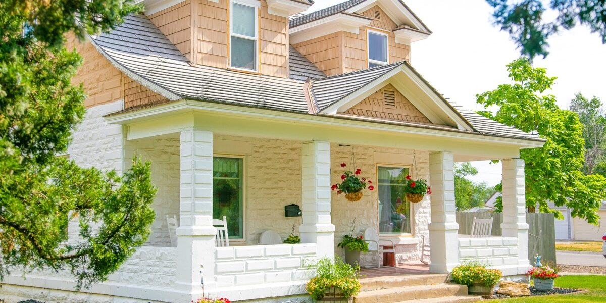 Charming Saltbox Homes: Enduring American Beauty